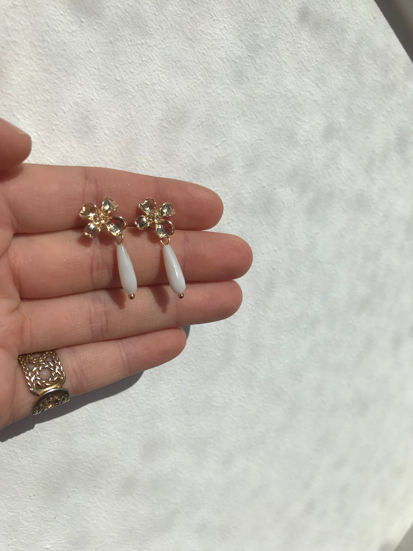 Les boucles d'oreilles Astrid